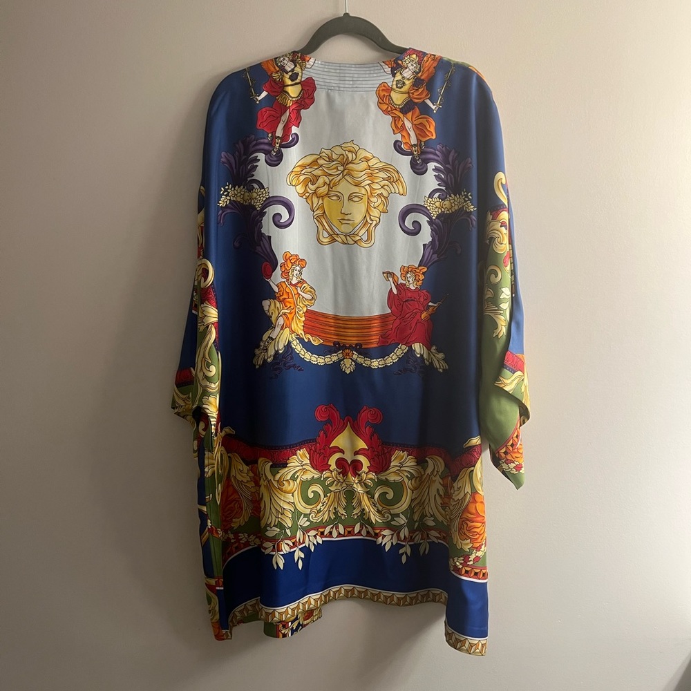 Versace Medusa Renaissance-print robe. Only worn once. Perfect condition.